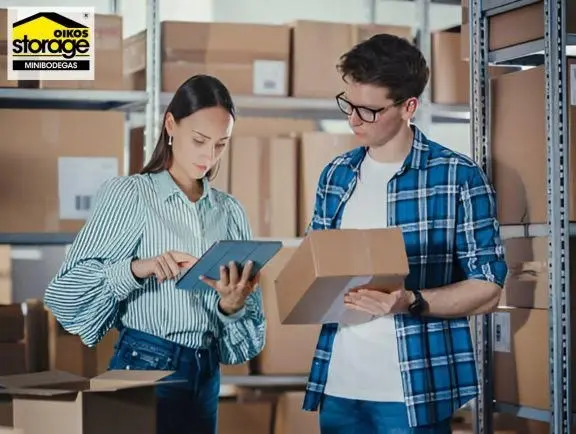 Personas revisando cajas en estanterías